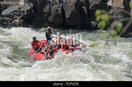 Les touristes le rafting au bas de Victoria Falls au Zimbabwe Banque D'Images