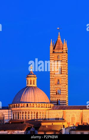 Italie, Toscane, le dôme de la Cathédrale de Sienne et le clocher de l'église Santa Maria della Scala à Sienne, une ville dans la liste de l'Unesco Banque D'Images