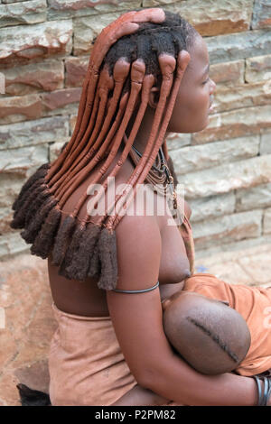 Jeune fille Himba, Damaraland, Namibie, région Kuene Banque D'Images