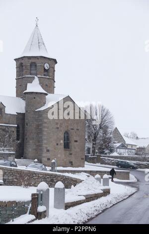 La France, la Lozère, l'Aubrac, le Parc Naturel Régional de Nasbinals, village étape sur le chemin de Compostelle dans l'Aubrac, classés au patrimoine mondial de l'UNESCO pour son cadre naturel authentique, Eglise St Mary durant une chute de neige Banque D'Images