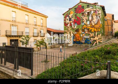 L'Espagne, de l'Alava, bask country, Vitoria Gazteiz, fresque le triomphe de Vitoria faite dans un style médiéval, cette fresque murale situé dans la vieille ville a été inspiré par la peinture de Georges de la Tour Le tricheur qui a été faite dans le quatorzième siècle, cette peinture est considérée comme un des chefs-d'œuvre de la peintre et la peinture française et est conservé au musée du Louvre dans le centre de cette fresque est représenté la grande dame Vitoria qui joue un jeu de carte avec un homme, le second, un symbole de pouvoir, essaie de tricher en tenant une carte dans le dos Banque D'Images