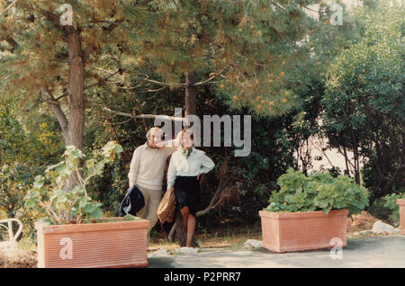 . French : photo de famille de Giuseppe Cassieri avec son épouse Mariella Tedeschi sur le jardin de leur maison à Gaeta, 1991. 17 mars 1991. Famille 36 Giuseppe Cassieri Mariella Tedeschi Gaeta 1991 Banque D'Images