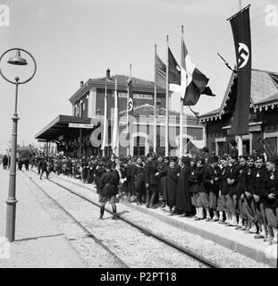 . Italiano : La Stazione di San Felice sul Panaro con le addobbata naziste bandiere dans attesa del passaggio del treno di Adolf Hitler (3 maggio 1938) . 3 mai 1938. Inconnu 85 Stazione di San Felice sul Panaro dans addobbata attesa del treno di Hitler (1938) Banque D'Images