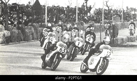 . Italiano : Temporada 1969 Romagnola - Riccione - Classe 500 English : Mike Hailwood (Honda, numéro 63) est en avance de Giacomo Agostini (MV Agusta, numéro 1) à la 500 cc 1969 course sur le circuit de la rue de Riccione, une course dans une série traditionnelle de cours d'italien qui a eu lieu entre 1945 et 1971, au début de l'année civile, avant le début de course des Grands Prix. Connu sous le nom de Temporada Romagnola, il traduit de Adriatic Saison. Les spectateurs peuvent être vu derrière des bottes de paille placées le long de la route bordée d'arbres. . Ligabo à 86 TemporadaRiccione italien 1969WP Banque D'Images