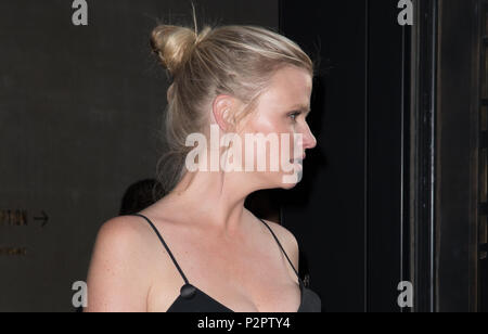 Arrivées VIP en tant que co-fondateurs de Nobu saké japonais traditionnels d'accueil et réception cérémonie célébrant le Nobu Hotel Shoreditch, qui a ouvert ses portes l'an dernier mettant en vedette : Lara Stone Où : London, Royaume-Uni Quand : 15 mai 2018 Credit : Phil Lewis/WENN.com Banque D'Images