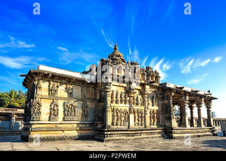 L'intérieur du complexe, l'Andal Chennakeshava Temple vu avec toutes ses sculptures sur les murs extérieurs. Belur, Karnataka, Inde. Banque D'Images