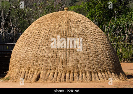 Dome traditionnelles maisons faites de paille et Reed, Mantenga Cultural Village, au Swaziland Banque D'Images
