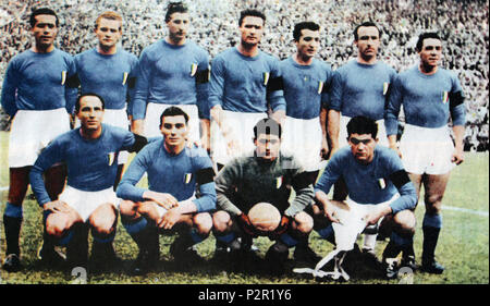 . 22 mai 1949 au Stadio Comunale (maintenant Stadio Artemio Franchi) à Florence. L'association italienne de l'équipe nationale de football qui faisaient face à l'Autriche pour la Coupe internationale 1948-1949 et les battre 3-1. C'était le premier jeu officiel de Superga après catastrophe aérienne dans laquelle l'ensemble de l'équipe de l'AC Torino est mort, et les joueurs portent un brassard noir à leur bras gauche pour rendre hommage à la mémoire des morts. De gauche à droite, debout Carapellese, Boniperti, Cappello, Tognon, Rosetta, Amadei, Lorenzi ; front row Bertuccelli, Fattori, Franzosi, Annovazzi. 22 mai 1949. Lamberto Bertozzi pour Guerin S Banque D'Images