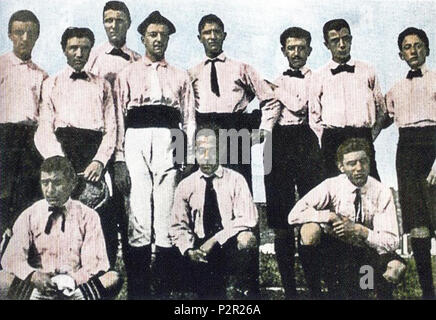 . Italiano : I fondatori-arts dello Sport-Club Juventus nella stagione 1897-1898, con camicia rosa e cravattino nero. Entre 1897 et 1898. Inconnu 84 Sport-Club Juventus 1897-1898 Banque D'Images