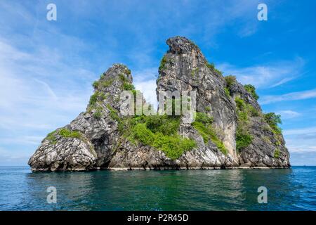 La Thaïlande, province de Phang Nga, Mu Ko Phetra Parc National Maritime, petite île karstique non loin de Ko Bulon Leh island Banque D'Images