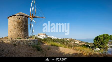 La Grèce, l'archipel du Dodécanèse, l'île de Patmos, Chora, les moulins à vent et le monastère de Saint Jean le Théologien (site du patrimoine mondial de l'UNESCO) Banque D'Images