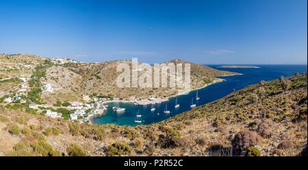 L'archipel du Dodécanèse, Geece Agathonissi, Agios Georgios, l'île de Little Harbour et Megalo Chorio village sur les hauteurs Banque D'Images