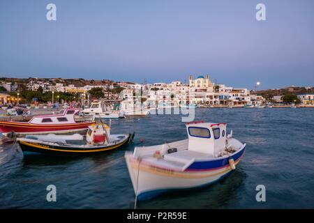 La Grèce, l'archipel du Dodécanèse, l'île de Lipsi Lipsi, port et Agios Ioannis Theologos église dans le clair de lune Banque D'Images