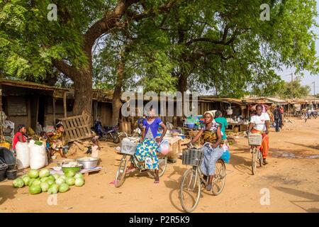 Le Burkina Faso, région Centre-Sud, la ville de Po, pays de l'ethnie Kasséna, la rue du marché Banque D'Images