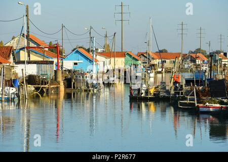 France, Charente Maritime, Ile d'Oleron ostréiculteur, huttes dans les Salines Harbour Banque D'Images