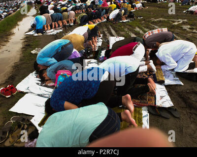 Manille, Philippines. 2e Février, 2018. Les hommes et les femmes musulmans se prosterner dans la prière à la grande tribune Quirino à Manille.Filipino et étrangers musulmans se rassemblent à Quirino Grandstand à Manille, pour célébrer la fin du Ramadan. Ils célèbrent avec des prières, de l'alimentation et plaisir, surtout pour la famille. L'Eid al-Fitr est une importante fête religieuse célébrée par les musulmans du monde entier qui marque la fin du Ramadan, le mois saint de jeûne islamique. Credit : Josefiel Rivera SOPA/Images/ZUMA/Alamy Fil Live News Banque D'Images