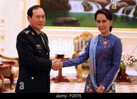 Nay Pyi Taw. 15 Juin, 2018. Conseiller d'État du Myanmar Aung San Suu Kyi (R) rencontre avec le ministre de la défense chinois Wei à Nay Pyi Taw Fenghe 15 Juin, 2018. Credit : U Aung/Xinhua/Alamy Live News Banque D'Images