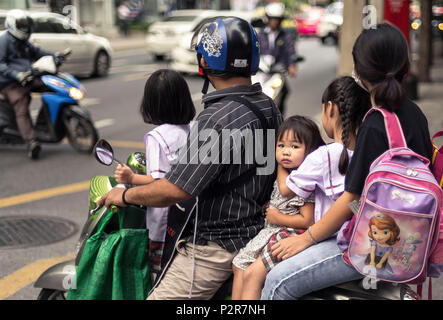 Bangkok, Bangkok, Thaïlande. 1er novembre 2017. Toute une famille sur un petit scooter dans les rues de Bangkok. Crédit : Daniel Dohlus ZUMAPRESS.com/Alamy/ZUMA/fil Live News Banque D'Images