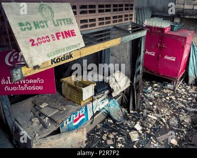 Bangkok, Bangkok, Thaïlande. 1er novembre 2017. Une digue jonchée d'ordures près d'un terminal de ferry à Bangkok. Crédit : Daniel Dohlus ZUMAPRESS.com/Alamy/ZUMA/fil Live News Banque D'Images