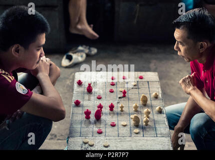 Bangkok, Bangkok, Thaïlande. 1er novembre 2017. Deux joueurs d'échecs au marché nocturne de Patpong à Bangkok. Crédit : Daniel Dohlus ZUMAPRESS.com/Alamy/ZUMA/fil Live News Banque D'Images