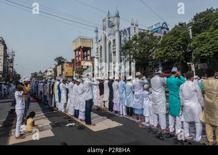 Kolkata, Inde. 16 Juin, 2018. Les musulmans indiens offrent l'Eid al-Fitr prières à Kolkata, Inde, le 16 juin 2018. Credit : Tumpa Mondal/Xinhua/Alamy Live News Banque D'Images