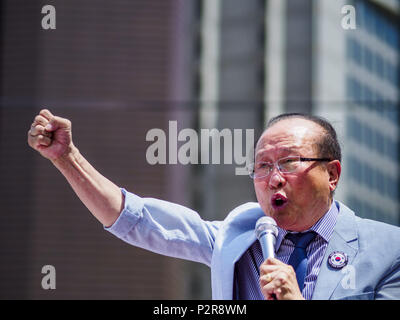 Seoul, Seoul, Corée du Sud. 16 Juin, 2018. Un ministre évangélique de la Corée du Sud mène une prière à l'appui du président américain Donald Trump lors d'une protestation contre le président sud-coréen Moon Jae-in. La plupart des protestataires emprisonnés soutien l'ancien président Park Geun-hye. Moon Jae-président en a été élu en 2017 après le parc a été mis en accusation, jugés et condamnés pour corruption. Credit : ZUMA Press, Inc./Alamy Live News Banque D'Images