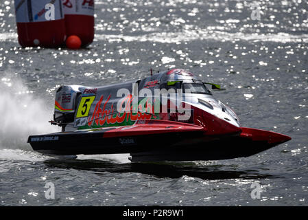 Thani Al Qemzi roulant pour l'équipe de course d'Abu Dhabi dans le F1H2O Bateau de Moteur de Formule 1 Grand Prix de Londres au Royal Victoria Dock, Docklands, Newham, London, UK Banque D'Images