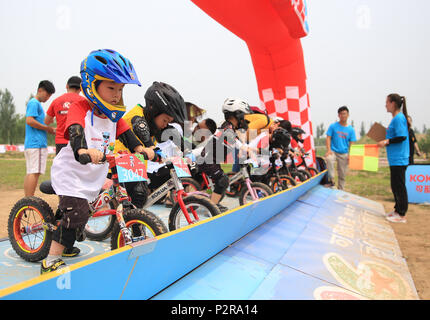 Gu, Chine, province de Hebei. 16 Juin, 2018. Les enfants prennent part à un concours de vélo équilibre à un parc en Gu'an, Chine du nord, dans la province du Hebei, le 16 juin 2018. Plus de 300 enfants de Beijing, Tianjin et Shanghai ont participé à l'activité le samedi. Congshuo Crédit : Hommes/Xinhua/Alamy Live News Banque D'Images