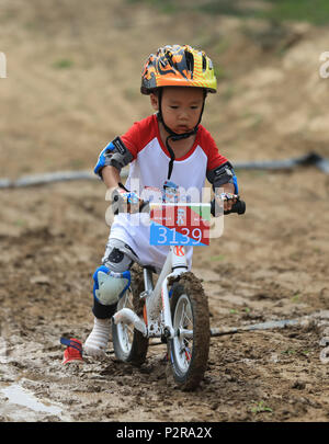 Gu, Chine, province de Hebei. 16 Juin, 2018. Un enfant est en compétition lors d'un concours de vélo équilibre à un parc en Gu'an, Chine du nord, dans la province du Hebei, le 16 juin 2018. Plus de 300 enfants de Beijing, Tianjin et Shanghai ont participé à l'activité le samedi. Congshuo Crédit : Hommes/Xinhua/Alamy Live News Banque D'Images