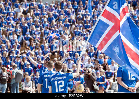 Moscou, Russie. 20Th Oct, 2018. 16 juin 2018, la Russie, Moscou : un fans célèbrent à Zaryadye Park. Photo : Federico Gambarini/dpa dpa : Crédit photo alliance/Alamy Live News Banque D'Images