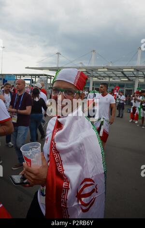 Jun 15th, 2018. Saint-pétersbourg, Russie. Un iranien avec foulard et drapeau iranien à l'extérieur de Saint-Pétersbourg stade avant l'Iran V Maroc Match. Shoja Lak/Alamy Live News Banque D'Images