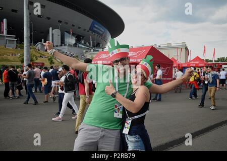 Jun 15th, 2018. Saint-pétersbourg, Russie. Un couple iranien sont assister à la rencontre entre l'Iran et le Maroc à St Petersbourg stadium . Shoja Lak/Alamy Live News Banque D'Images