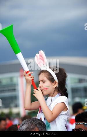 Jun 15th, 2018.St Petersburg, Russie. un Iranien girl blowing horn. Cedit : Shoja Lak/Alamy Live News Banque D'Images