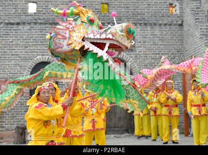 Shijiazhuang, Province de Hebei en Chine. 16 Juin, 2018. Artistes Folk effectuer la danse du dragon pour accueillir le Festival du bateau-dragon dans en endroit pittoresque Jiulongxia Xingtai County au Nord de la Chine dans la province du Hebei, le 16 juin 2018. Credit : Zhu Xudong/Xinhua/Alamy Live News Banque D'Images