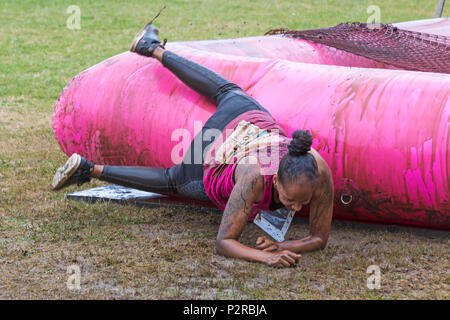 Popularité des chaussures élégantes Park, Poole, Dorset, UK. 16 juin 2018. Des centaines de femmes prennent part à la course pour la vie très boueux pour recueillir des fonds pour le Cancer Research UK sur un parcours de plus de 5km et avoir du plaisir se couvrir de boue. Credit : Carolyn Jenkins/Alamy Live News Banque D'Images