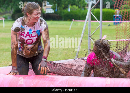 Popularité des chaussures élégantes Park, Poole, Dorset, UK. 16 juin 2018. Des centaines de femmes prennent part à la course pour la vie très boueux pour recueillir des fonds pour le Cancer Research UK sur un parcours de plus de 5km et avoir du plaisir se couvrir de boue. Credit : Carolyn Jenkins/Alamy Live News Banque D'Images