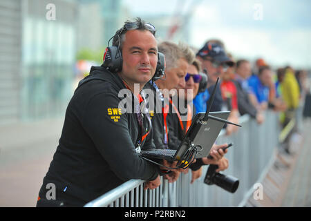 Royal Victoria Dock, London, UK. 20Th Oct, 2018. Le personnel technique de l'équipe de Suède en regardant un bateau de Formule 1 séance d'essais libres au cours de l'UIM F1H2O World Championship, Royal Victoria Dock, London, UK. L'UIM F1H2O Championnat du Monde est une série de courses de bateau, avec monoplace, cockpit fermé, les catamarans qui course autour d'une pêche côtière de circuit autour de 2km à des vitesses allant jusqu'à 136 mph/220km/h. Crédit : Michael Preston/Alamy Live News Banque D'Images