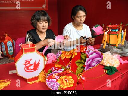 (180616) -- BEIJING, 16 juin 2018 (Xinhua) -- les gens font de l'artisanat travaille au cours d'un festival culturel du Dragon Boat Festival dans le district de Yanqing, Beijing, capitale de la Chine, le 16 juin 2018. (Xinhua/Li Xin)(mcg) Banque D'Images