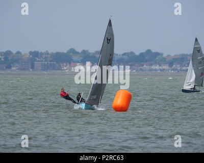 Sheerness, Kent, UK. 16 Juin, 2018. Météo France : une journée chaude de la plupart du temps nuageux, mais avec quelques moments de ciel couvert, Sheerness Kent. Les marins prennent part à un week-end pour la régate de voile classe Osprey canot à l'île de Sheppey Club de voile. Credit : James Bell/Alamy Live News Banque D'Images