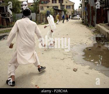 Srinagar, au Cachemire, en Inde. 16 Juin, 2018. Les protestataires Kashmiri Run for Cover lors d'affrontements avec les forces indiennes à l'occasion de Eid-ul-Fitr, à Eidgah de Srinagar, Indian-Administered-Cachemire le samedi, Juin 16, 2018 les musulmans du Cachemire.Eidgahs se pressaient( la prière à la masse), des sanctuaires et des mosquées pour offrir des prières eid comme une grâce pour le jeûne d'un mois de Ramazan. Des affrontements ont également eu lieu à Srinagar ville Eidgah zone où une foule de fidèles se sont rassemblés pour offrir des prières Eid de la congrégation. Credit : Sanna Irshad Mattoo/ZUMA/Alamy Fil Live News Banque D'Images