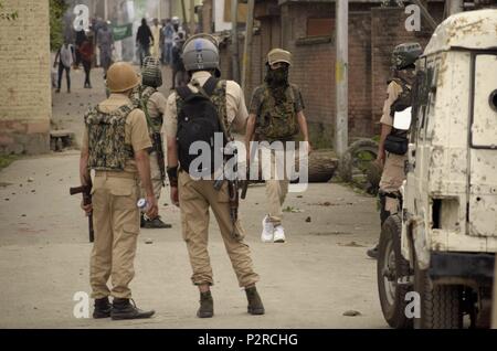 Srinagar, au Cachemire, en Inde. 16 Juin, 2018. Les manifestants du Cachemire pakistanais masqués attente drapeau au cours d'une manifestation après les prières de l'Aïd à l'occasion de Eid-ul-Fitr, à Eidgah de Srinagar, Indian-Administered-Cachemire le samedi, Juin 16, 2018 les musulmans du Cachemire.Eidgahs se pressaient( la prière à la masse), des sanctuaires et des mosquées pour offrir des prières eid comme une grâce pour le jeûne d'un mois de Ramazan. Des affrontements ont également eu lieu à Srinagar ville Eidgah zone où une foule de fidèles se sont rassemblés pour offrir des prières Eid de la congrégation. Credit : Sanna Irshad Mattoo/ZUMA/Alamy Fil Live News Banque D'Images