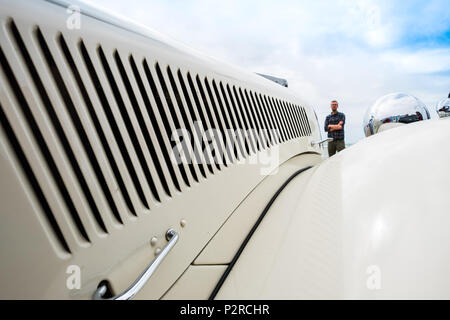 Pays de Galles Aberystwyth UK Samedi 16 Juin 2018 personnes sur la promenade à Aberystwyth en admirant les lignes d'un nettoyage classique 1955 Citreon "Light 15' à un rallye automobile organisé par la branche locale du Rotary Club. Photo © Keith Morris / Alamy Live News Banque D'Images