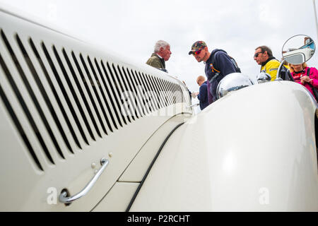 Pays de Galles Aberystwyth UK Samedi 16 Juin 2018 personnes sur la promenade à Aberystwyth en admirant les lignes d'un nettoyage classique 1955 Citreon "Light 15' à un rallye automobile organisé par la branche locale du Rotary Club. Photo © Keith Morris / Alamy Live News Banque D'Images