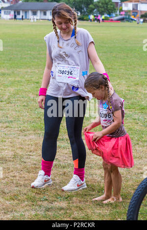 Popularité des chaussures élégantes Park, Poole, Dorset, UK. 16 juin 2018. La race pour la vie Jolie Enfants boueux vient à Poole pour la première fois, les enfants peuvent se joindre à la lutte pour vaincre le cancer et de recueillir des fonds pour la recherche sur le cancer du Royaume-Uni. Les enfants entre 5 et 12 ans, accompagnés d'un adulte, négocier les obstacles par le cours, qui est à 5km et avoir du plaisir se couvrir de boue. Credit : Carolyn Jenkins/Alamy Live News Banque D'Images