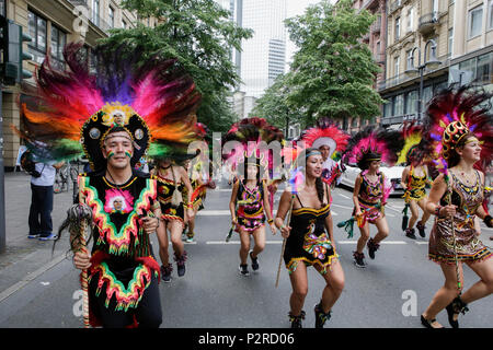 Francfort, Allemagne. 16 juin 2018. Les boliviens à la parade de danse traditionnelle, portant des costumes de carnaval et le harnais. Des milliers de personnes ont participé et assisté à la Parade 2018 der Kulturen (défilé des cultures), organisé par le Frankfurter Jungendring (Conseil de la jeunesse de Francfort). Le défilé avec des participants de plus de 40 différents groupes d'assurance et les organismes culturels à l'honneur la diversité culturelle de Francfort. Crédit : Michael Debets/Alamy Live News Banque D'Images