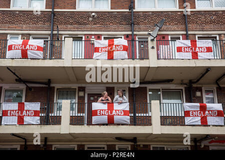 Londres, Royaume-Uni. 16 juin 2018. Les habitants de la patriotique Kirby Estate dans Bermondsey célébrer 2018 FIFA World Cup fever en couvrant leur domaine avec plus de 300 rouge de Saint George et de drapeaux blancs pour encourager l'Angleterre dans le plus grand tournoi de football au monde qui a débuté cette semaine en Russie. Crédit : Guy Josse/Alamy Live News Banque D'Images