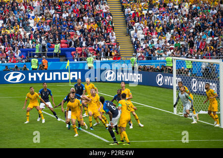 Kazan, Russie. 20Th Oct, 2018. Les joueurs de l'équipe française et l'Australie bataille pour le contrôle d'un coup franc pendant le premier match de la Coupe du Monde Russie 2018 à Kazan. Crédit : Stephen Lioy/Alamy Live News Banque D'Images