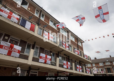 Londres, Royaume-Uni. 16 juin 2018. Les habitants de la patriotique Kirby Estate dans Bermondsey célébrer 2018 FIFA World Cup fever en couvrant leur domaine avec plus de 300 rouge de Saint George et de drapeaux blancs pour encourager l'Angleterre dans le plus grand tournoi de football au monde qui a débuté cette semaine en Russie. Crédit : Guy Josse/Alamy Live News Banque D'Images