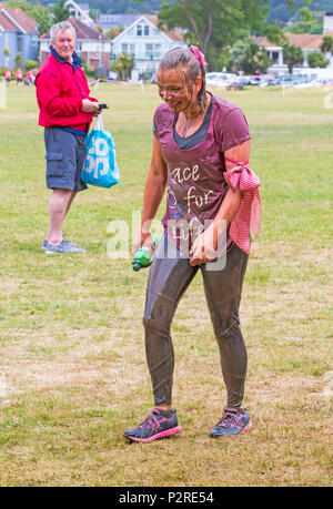 Popularité des chaussures élégantes Park, Poole, Dorset, UK. 16 juin 2018. Des centaines de femmes prennent part à la course pour la vie très boueux pour recueillir des fonds pour le Cancer Research UK sur un parcours de plus de 5km et avoir du plaisir se couvrir de boue. Credit : Carolyn Jenkins/Alamy Live News Banque D'Images