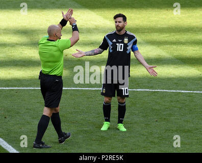 Moscou, Russie. 16 Juin, 2018. Lionel Messi (R) de l'Argentine réagit comme les gestes de l'arbitre pendant un groupe d match entre l'Argentine et l'Islande à la Coupe du Monde de 2018 à Moscou, Russie, le 16 juin 2018. Credit : Wang Yuguo/Xinhua/Alamy Live News Banque D'Images